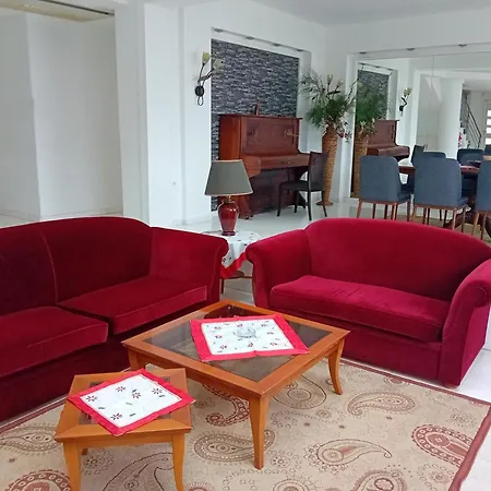 Vila βιλα θεσσαλονικη περιοχη αεροδρομιου με πισινα 8-10 ατομων